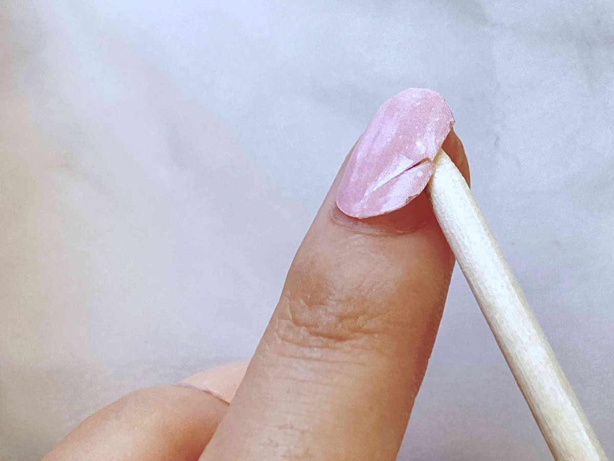 2.爪の付け根側からゆっくりダイソーの「セミキュアネイルシール」を剥がす