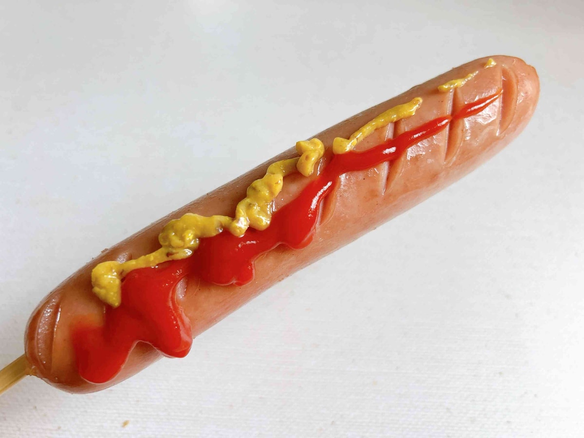 大きめで食べ応え抜群！ ケチャップ＆マスタードをかけてもおいしい「ジャンボフランク」