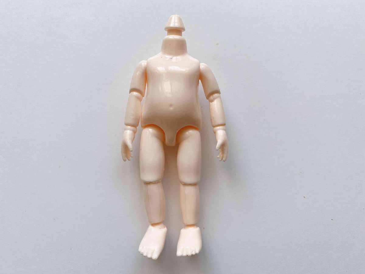 「可動式ドールボディ 10cm」の7cm版。少しプラスチック感が目立つ