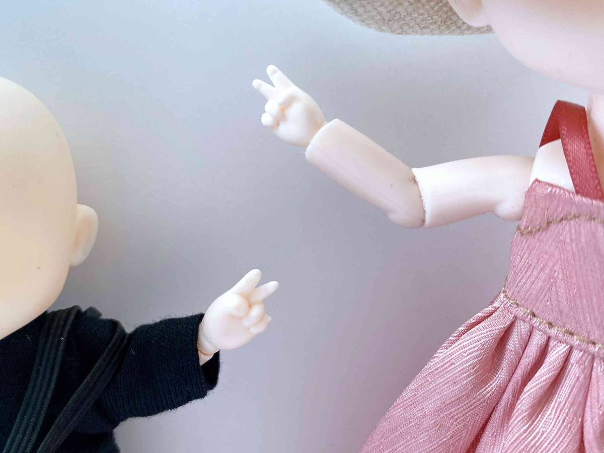 「可動式ドールボディ 10cm」に付ける際には長袖の服で腕や手首を隠すと違和感が薄まる