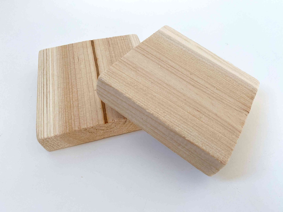 角が丸く扱いやすい「杉ブロック 9×9×2cm 2P」