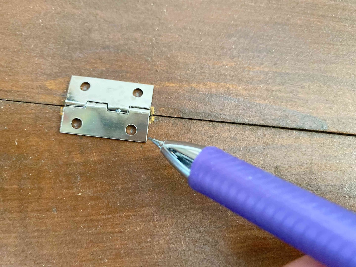 11.シャーペンで印を付け、きりで下穴を開ける