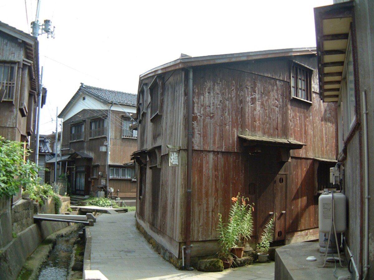 宿根木の町並み(1)/三角形の家