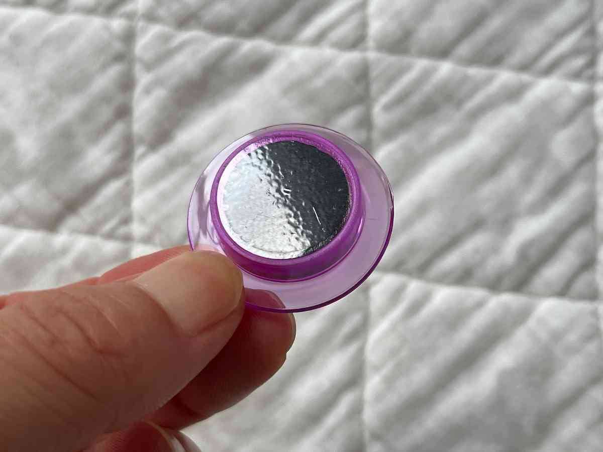 セリアの「フィルムコーティングマグネット」は磁石面にフィルムがついているから傷つけにくい