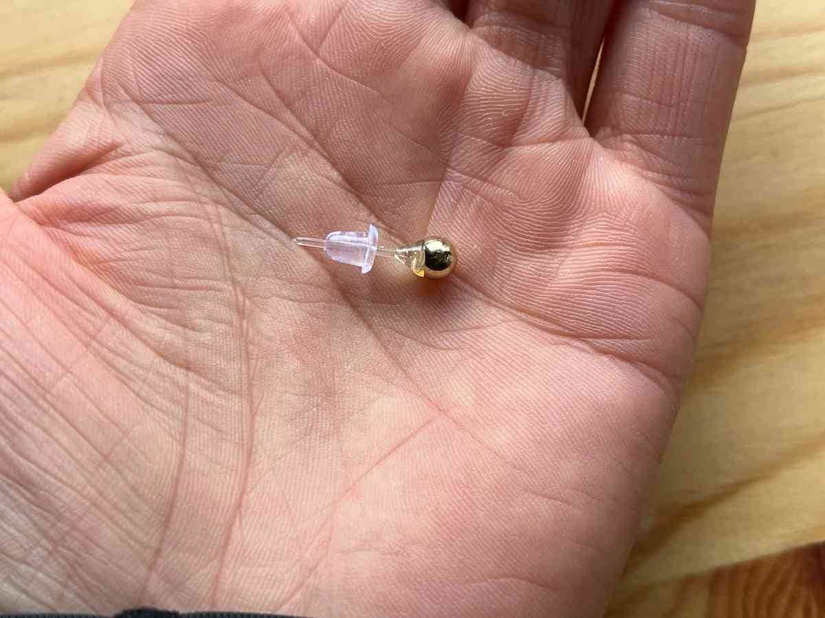 セリアの「樹脂ピアスセット」は軸が金属ではない