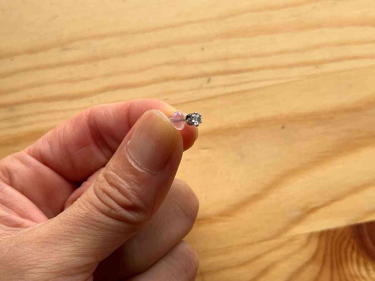 セリアの「ピアスキュービックジルコニア」のサイズは小さめ