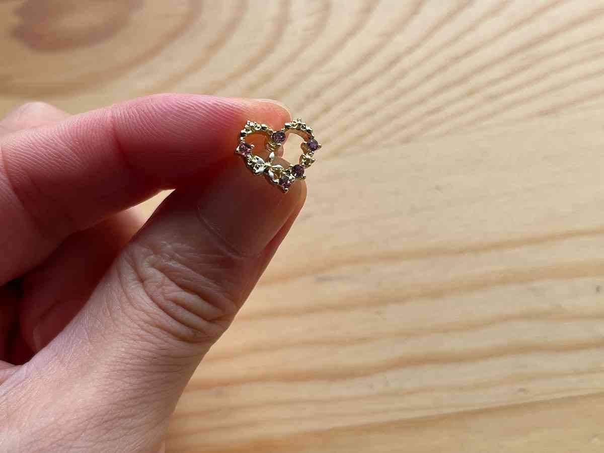 セリアの「ピアス ハート」は華やかな印象