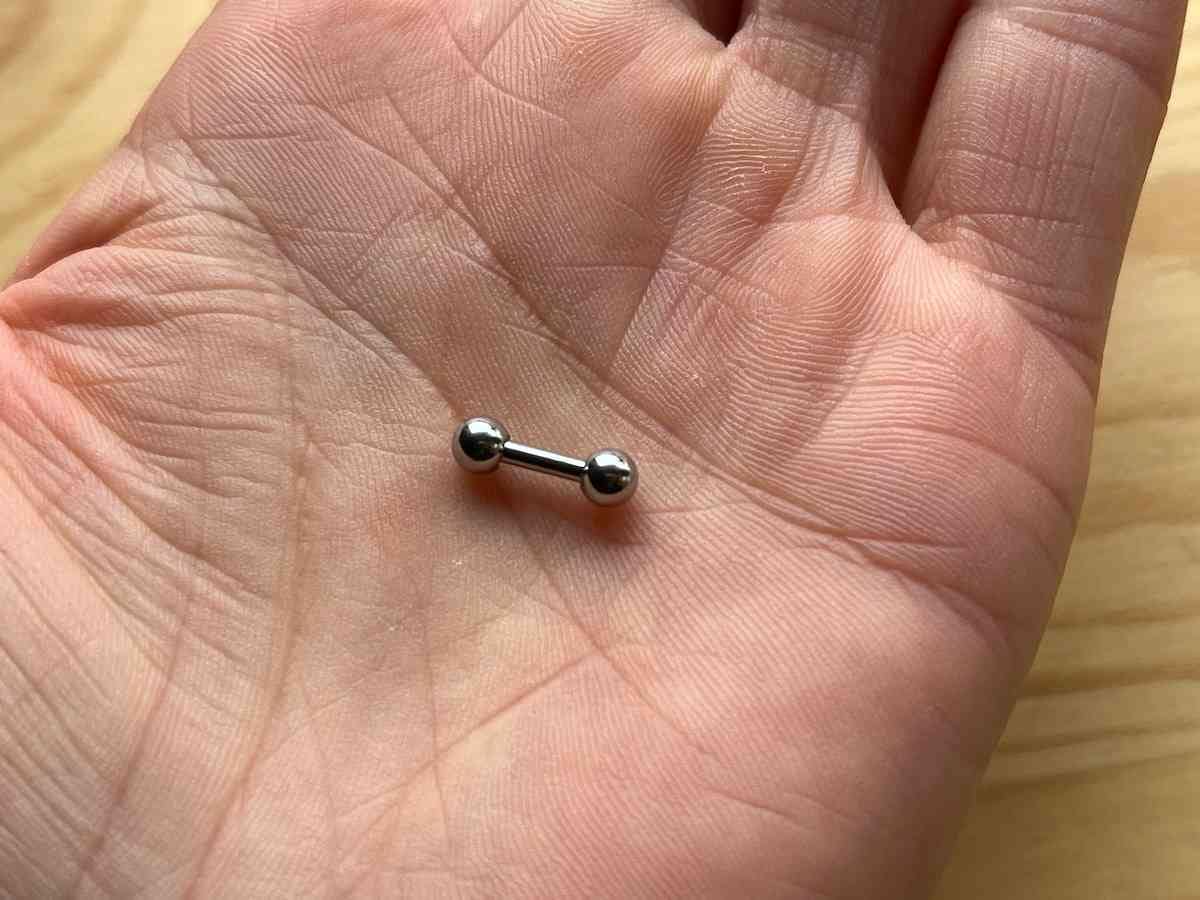 セリアの「ステンレス ストレート バーベルピアス」は軸が太い