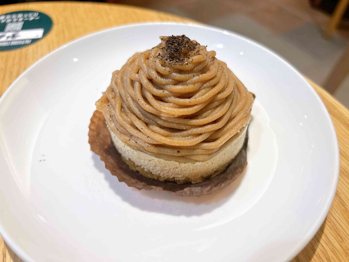 口いっぱいに香ばしいほうじ茶の風味が広がる大人なケーキ「栗とほうじ茶のモンブラン」