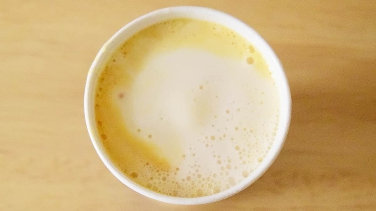 満月が光輝いているかのような、淡くて黄色い色合い。