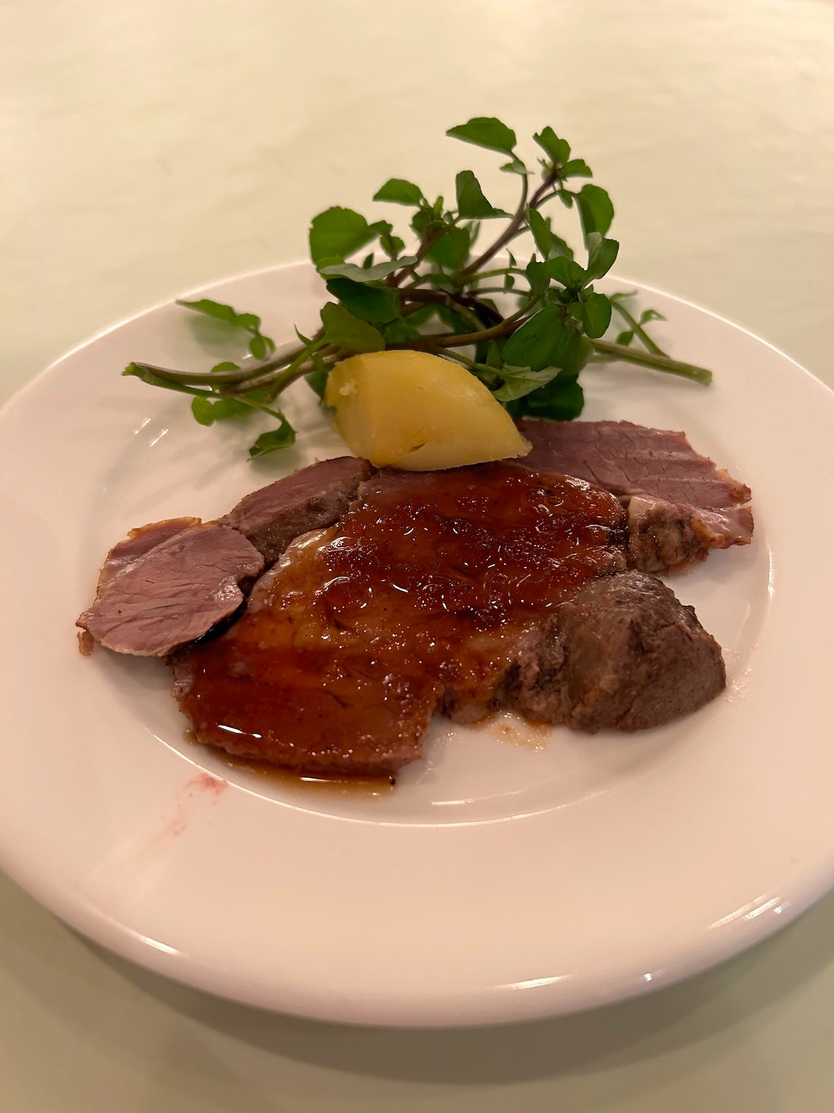 骨付き子羊モモ肉ロースト