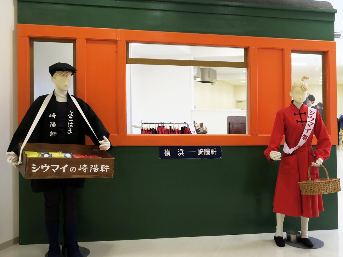 崎陽軒横浜工場の見学では「シウマイ娘」のコスチュームを見ることができる（筆者撮影）