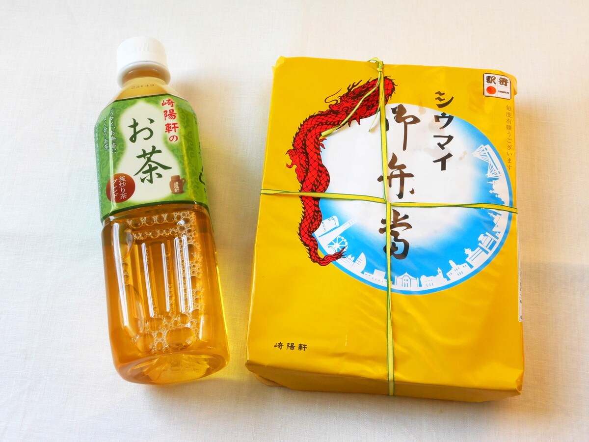 すっきりとした味わいの「崎陽軒のお茶 釜炒り茶ブレンド」（税込130円）（筆者撮影）