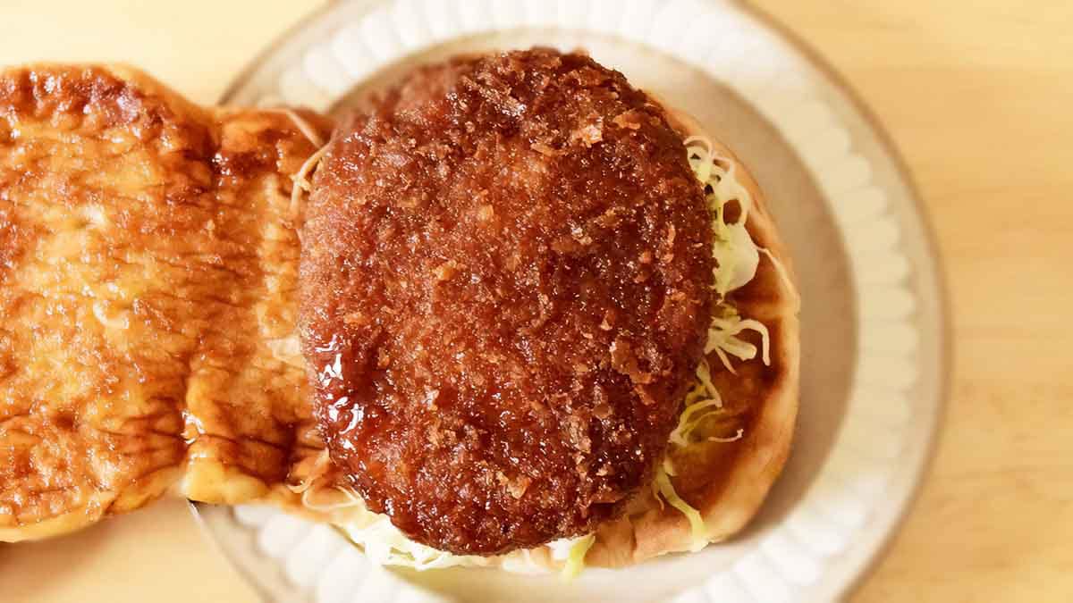 カツソースがたっぷりとかかっていて、メンチカツそのものはしっとりしています。