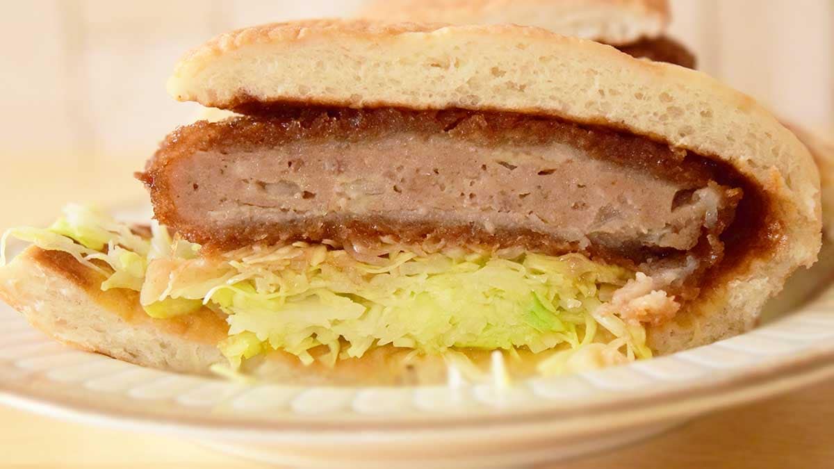 メンチカツのジューシーな肉の旨味が口の中いっぱいに広がっていきます。