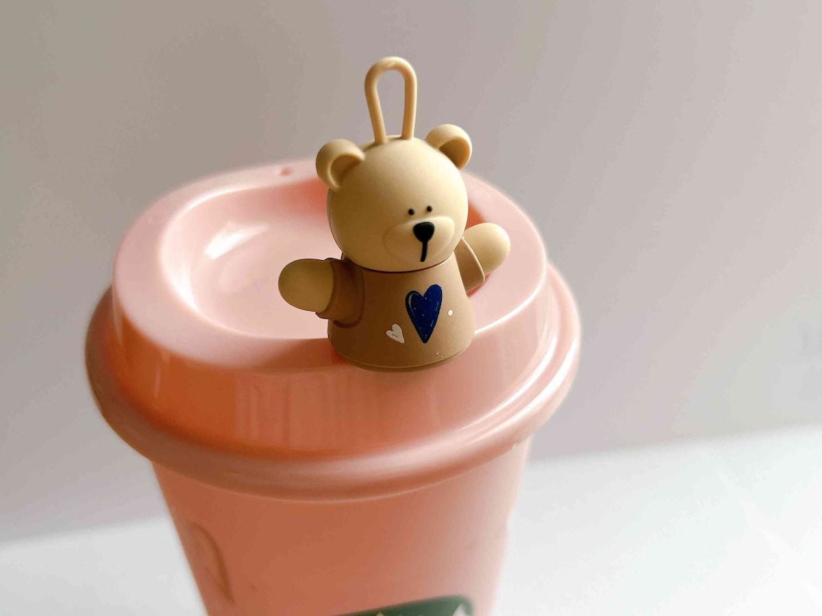 ドリンクホールからのドリンク漏れを防いでくれる「ドリンクホールキャップベアリスタ」