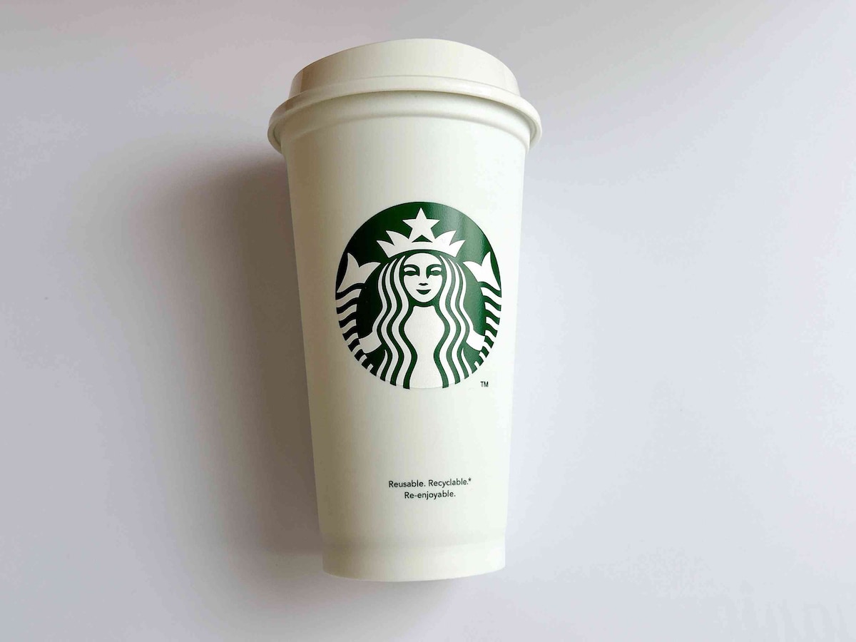 店舗で使われている紙カップと同じデザインがうれしい「リユーザブルカップ473ml」