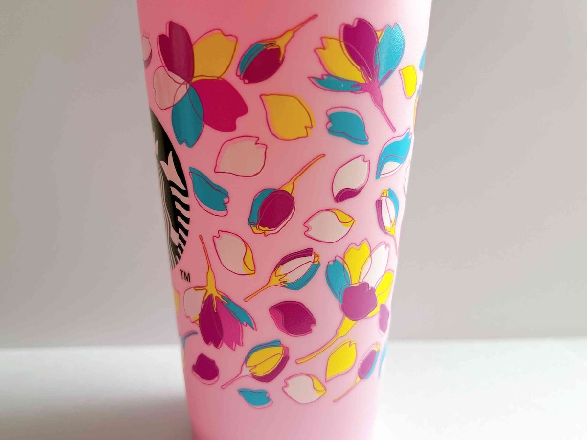 ホットドリンクを注ぐと、濃いピンクの花びらが真っ白に変化