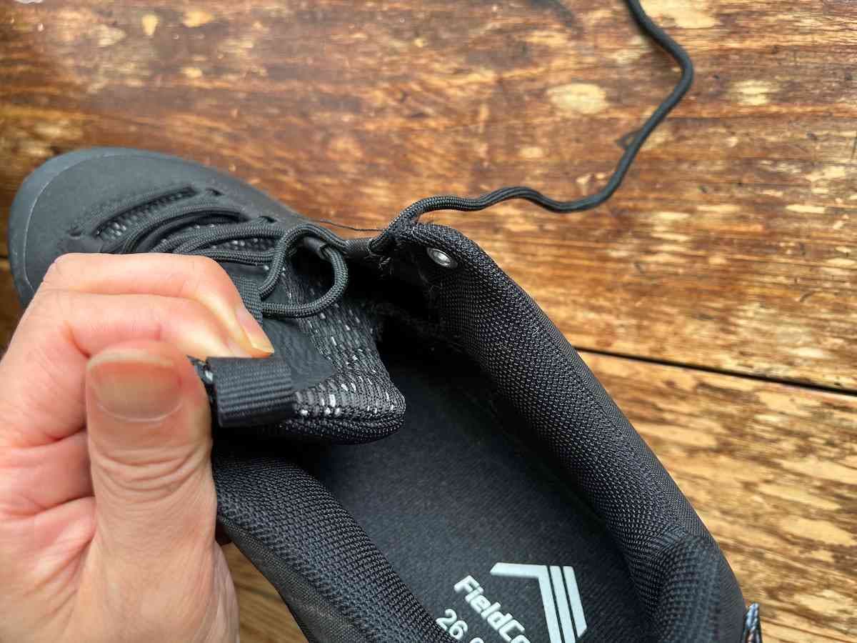 ワークマンの登山靴「高耐久シューズ アクティブハイク」はアッパーとタンが一体化