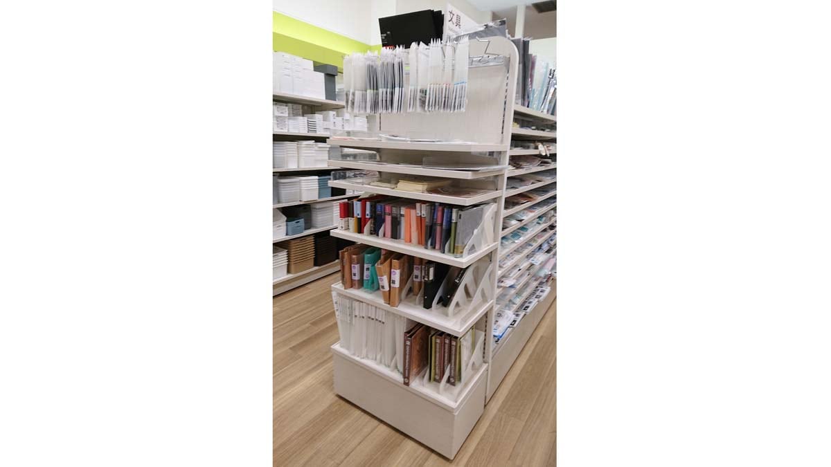 セリアの「バインダー関連グッズ」の売り場