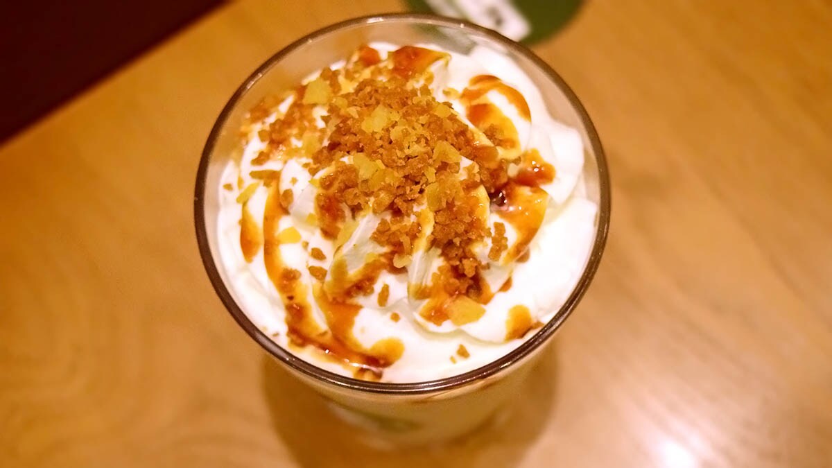 ほんのりカヌレ風味のカラメルソースとチップ、芋けんぴとともにトッピング