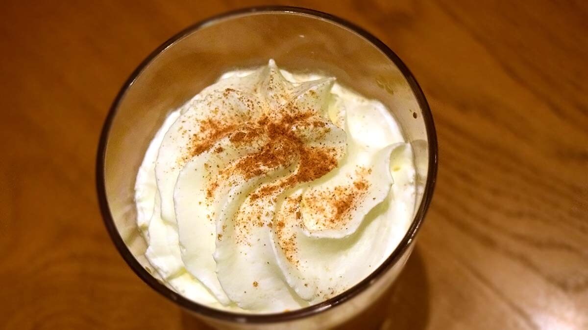 ホイップクリームには、ナツメグがまぶされていますね。