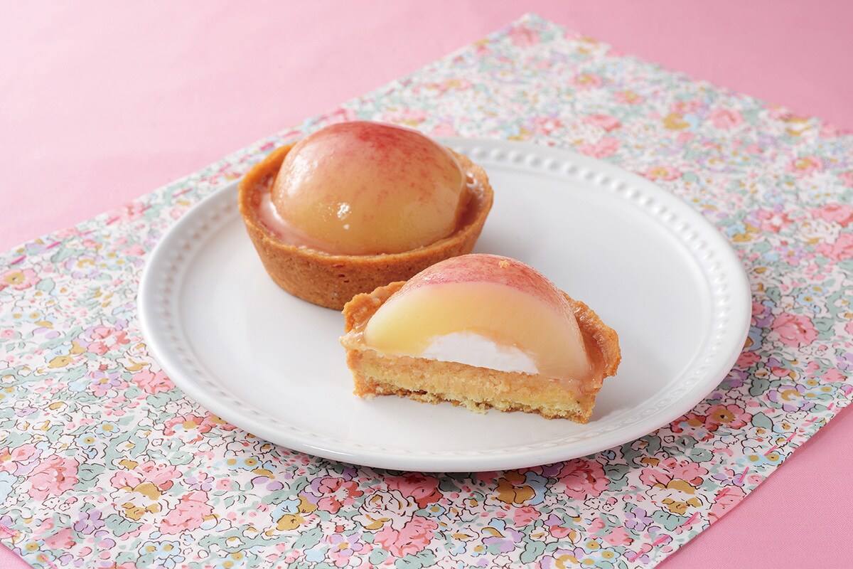 桃のインパクト大! 「ごろっとした1/2個分桃のタルト」(現在は販売終了)※画像提供/ローソン