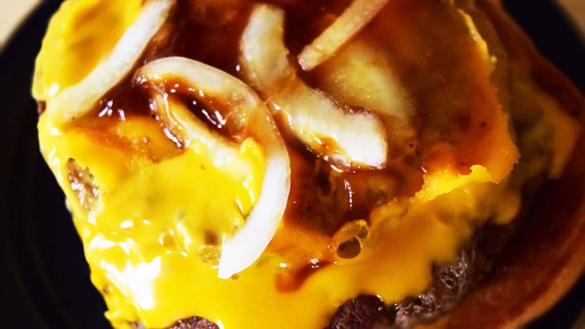 とろけたチーズに玉ねぎ、炙り醤油風のソースが絡み合っています。