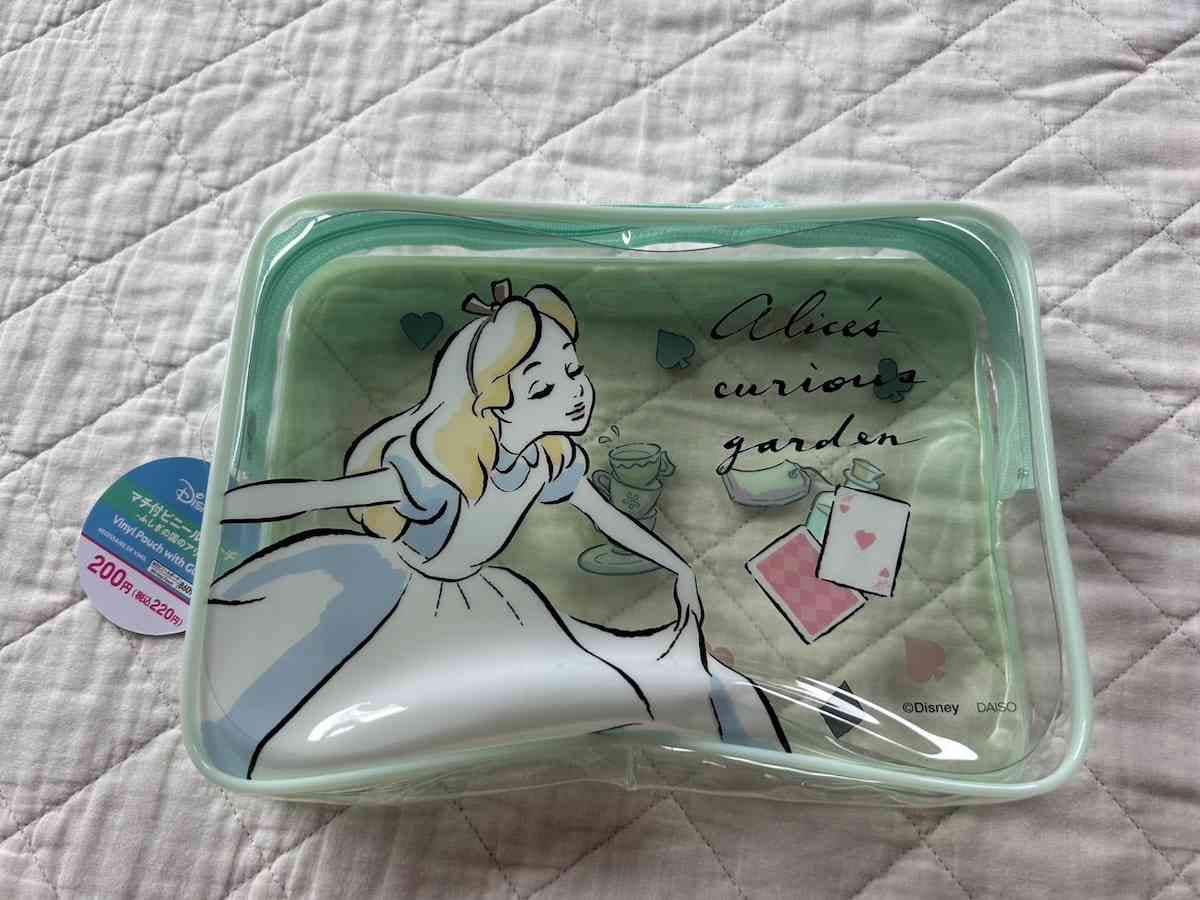 ダイソーの「Disney マチ付ビニールポーチ（ふしぎの国のアリス）」