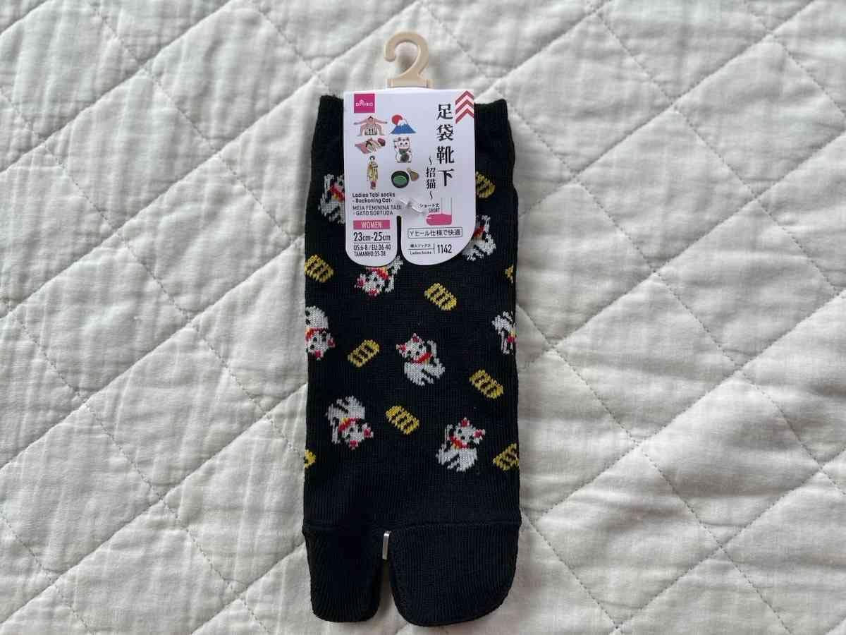 ダイソーの「レディース足袋ソックス（招猫）」