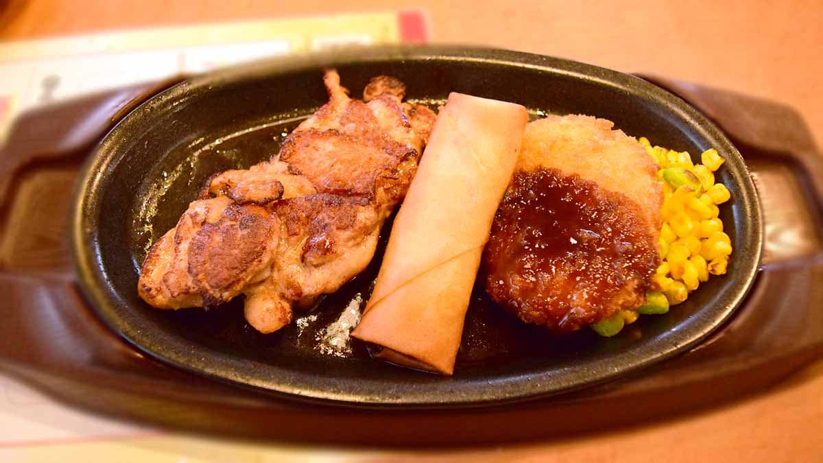 「若鶏の熟成もろみ焼き＆春巻き＆コロッケ」はアツアツの状態で提供されます。