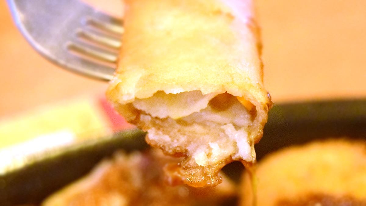 皮がパリッとしていて、中華系の食材が詰まっている春巻き。