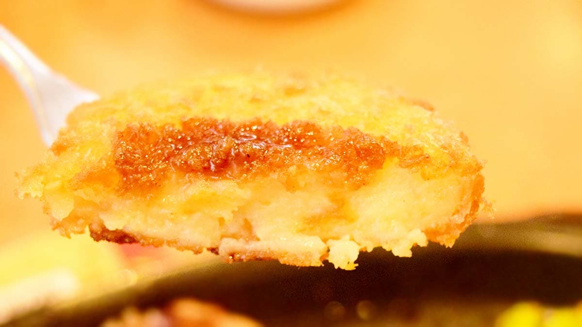 コロッケは衣が薄めで脂っこくなく、ポテトがホクホクとしているのが特徴的。