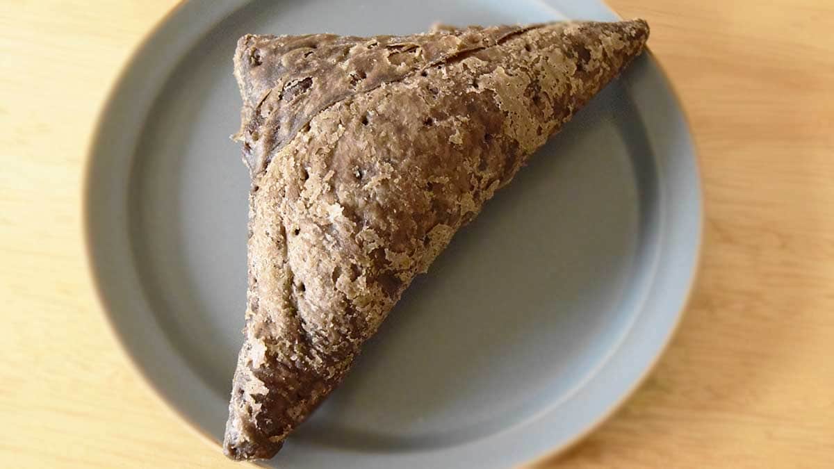 真っ黒な三角形のチョコパイ。