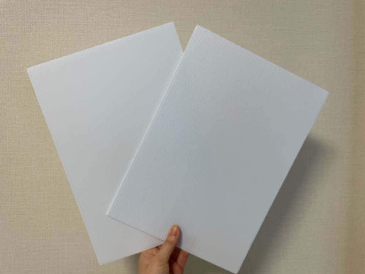 ダイソーの「プラダンボール（白、29.5cm×21cm×0.3cm）」は2枚入りで嬉しい