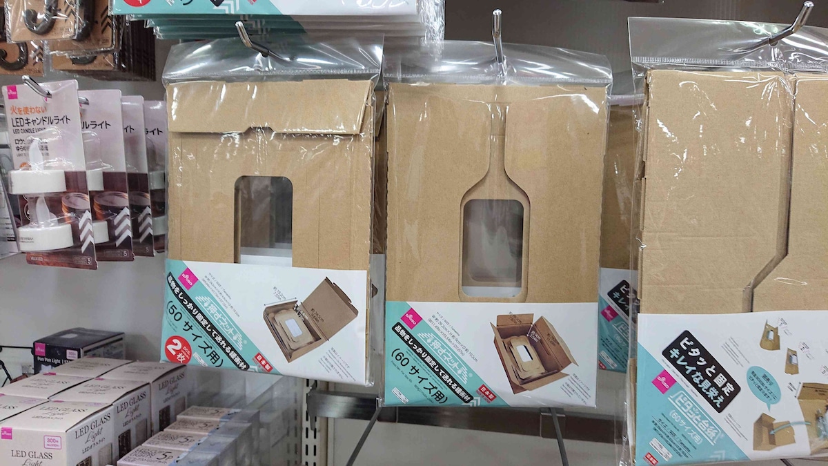 ダイソーの「押すネット 50サイズ用（左）／60サイズ用（右）」