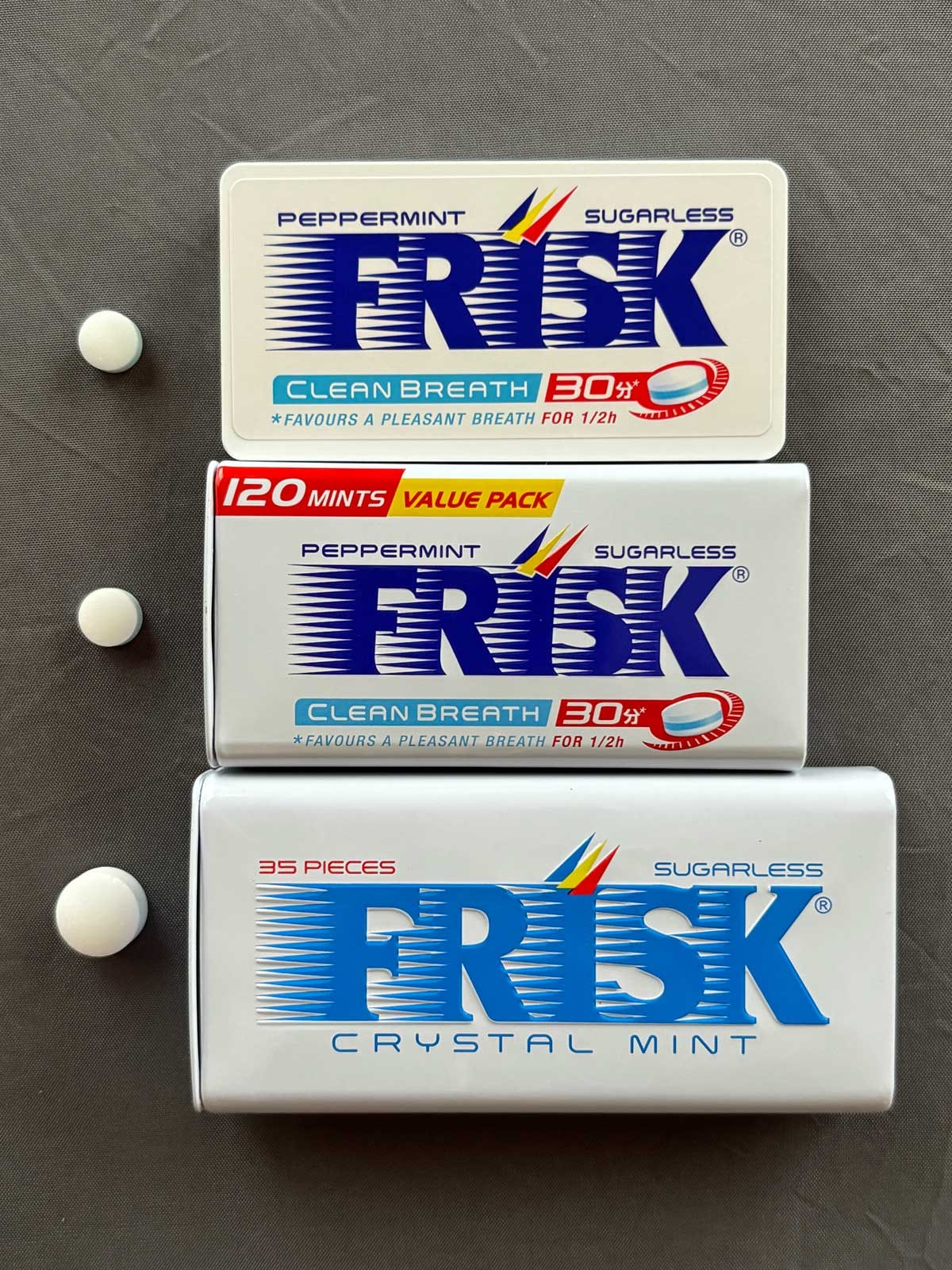 クラシエ「FRISK」の粒とケースのサイズ比較。上段は従来品、中段は2022年発売の増量版、下段は2024年リニューアル後