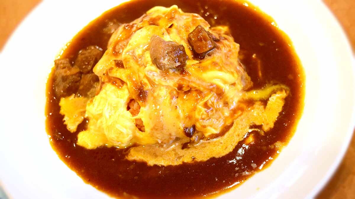 オムライスのたまごはふんわりしていて、ビーフソースとダイス状にカットされているビーフがトッピング。
