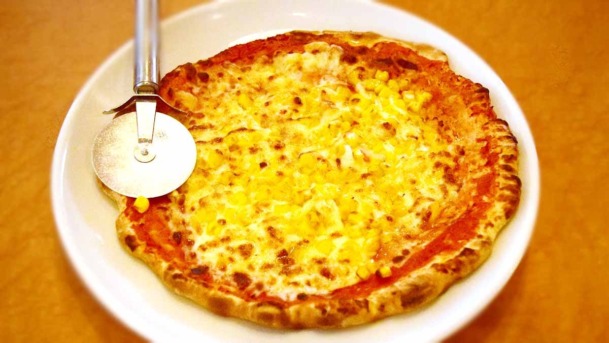 本当にあふれんばかりのコーンがトッピングされている「たっぷりマヨコーンピザ」