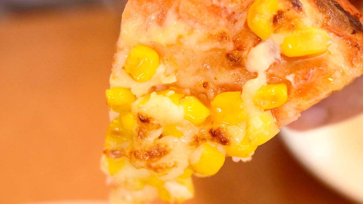 自家製のピザ生地は表面はサクッとしていて、中はふわもち。