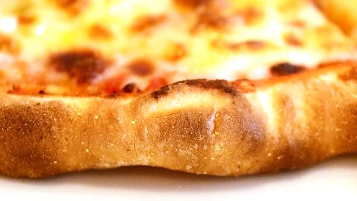 ピザの耳部分は香ばしくて、耳だけでも味わい深さがありますね。