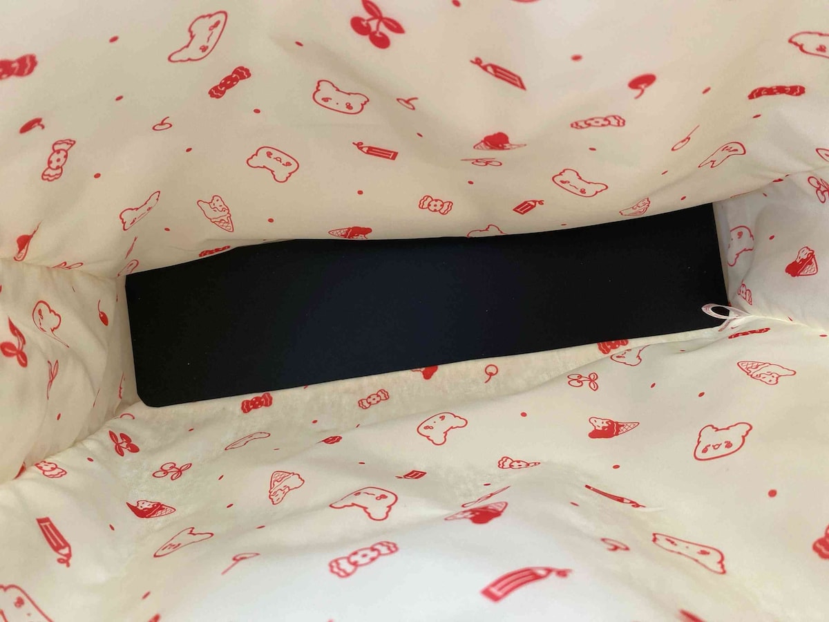 ナチュラルカラーのトート×黒色の「バッグ用プラ底板」の組み合わせは、バッグの底が一目で分かるのが便利
