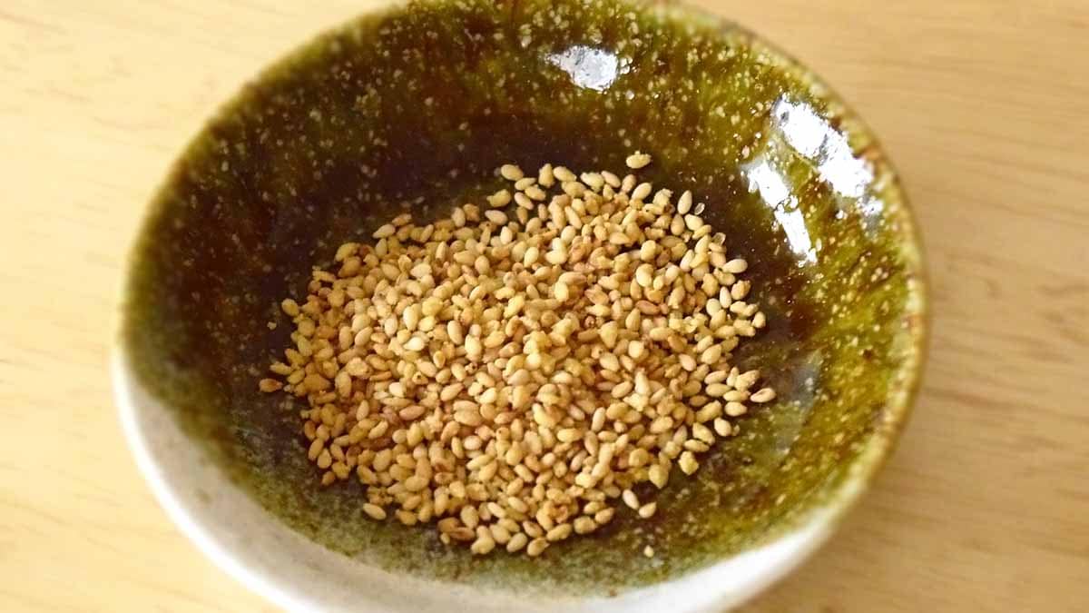 「ごまにんにく」シリーズはそのまま取り出しても食べることができます。
