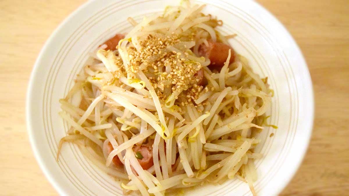 ゆでたもやしとソーセージの上と組み合わせてみたところ、とてもジャンキーな味わいに