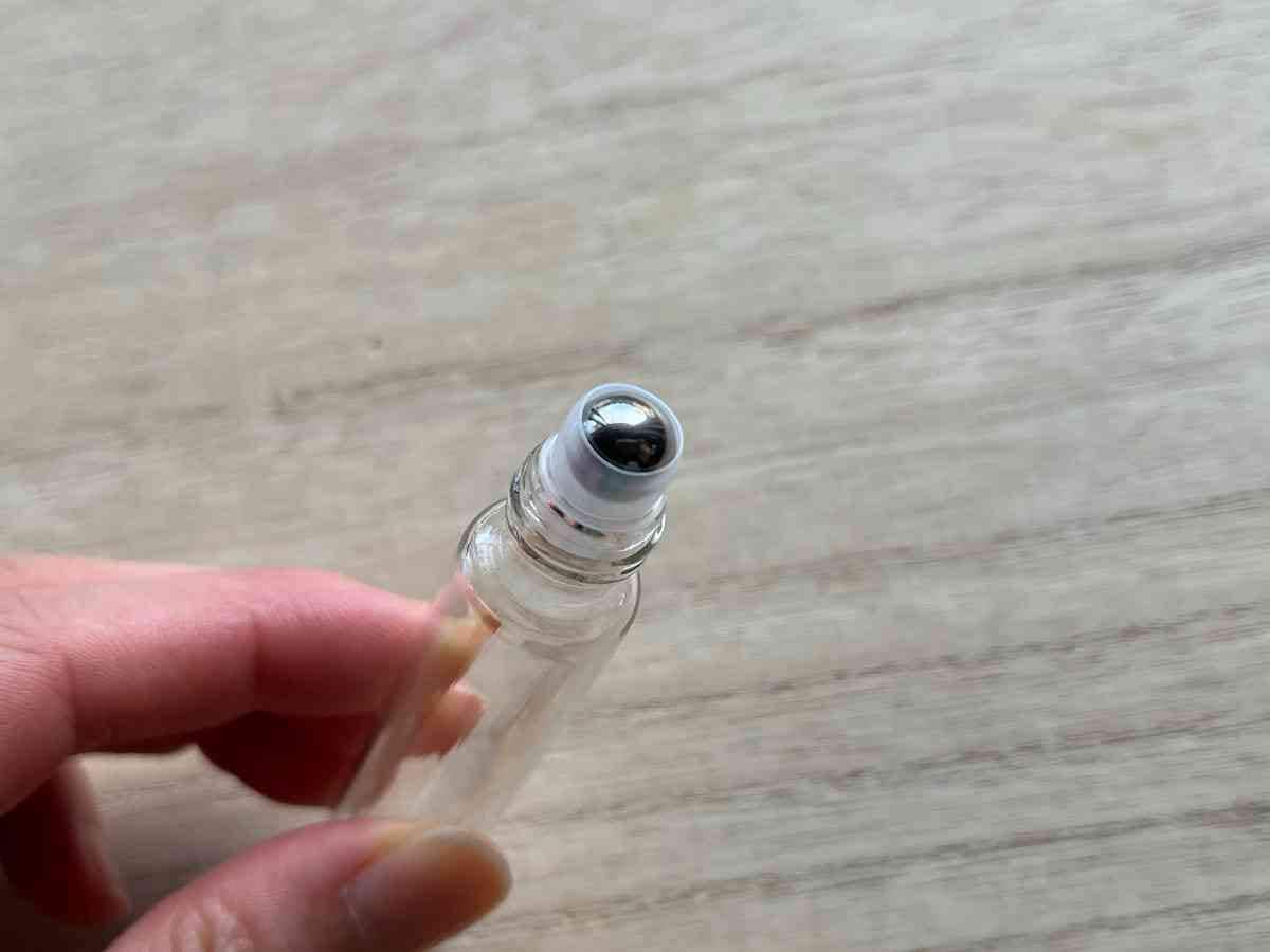 ダイソーの「コロンローラー 10ml ステンレスボール」は先端にボールがついている