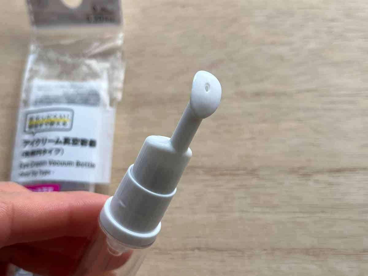 ダイソーの「アイクリーム真空容器（先楕円タイプ、6mL）」はアプリゲーター付き