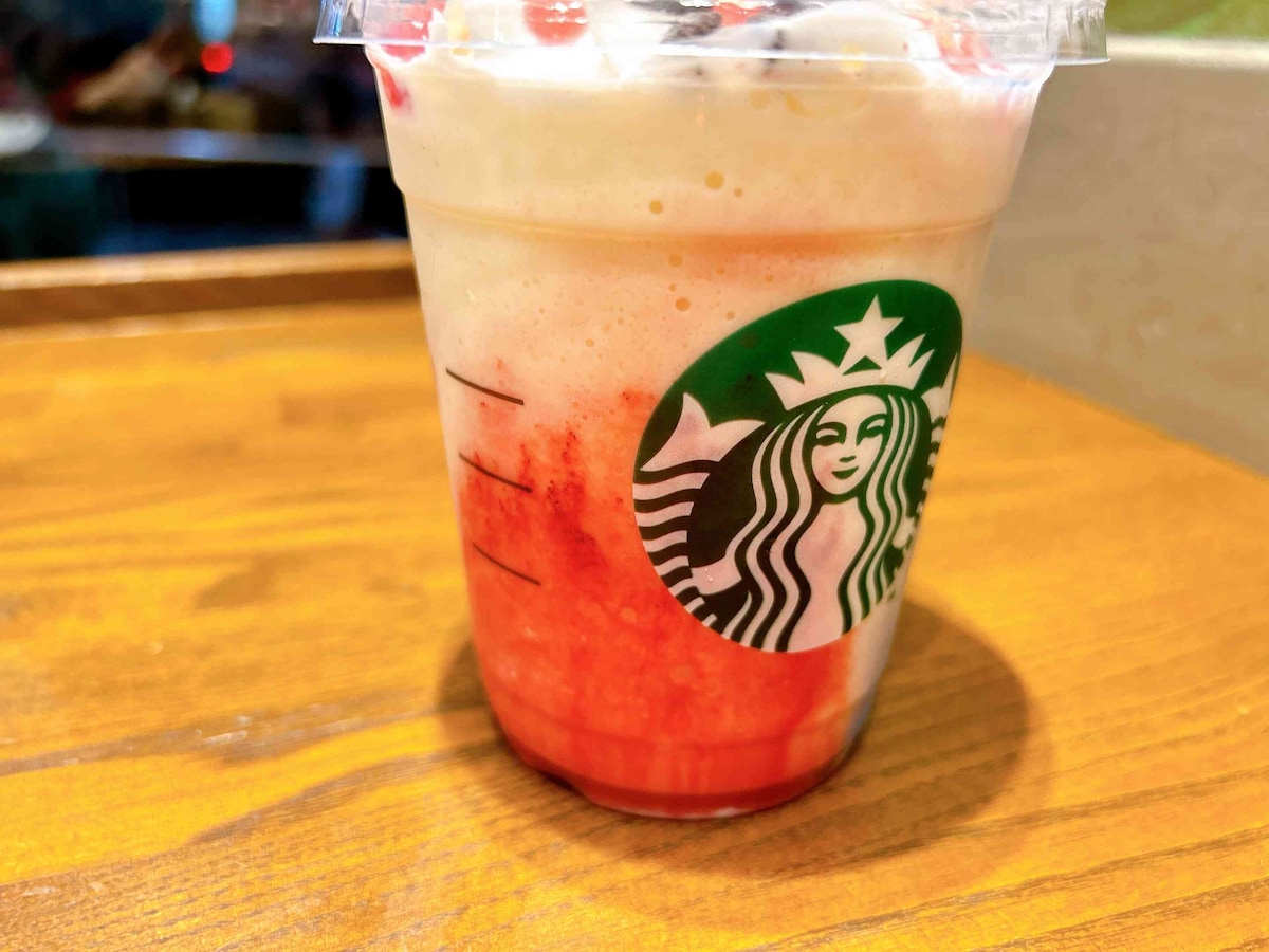 「メラ メーラ フラペチーノ」は赤・青の2種類のカラーが特徴