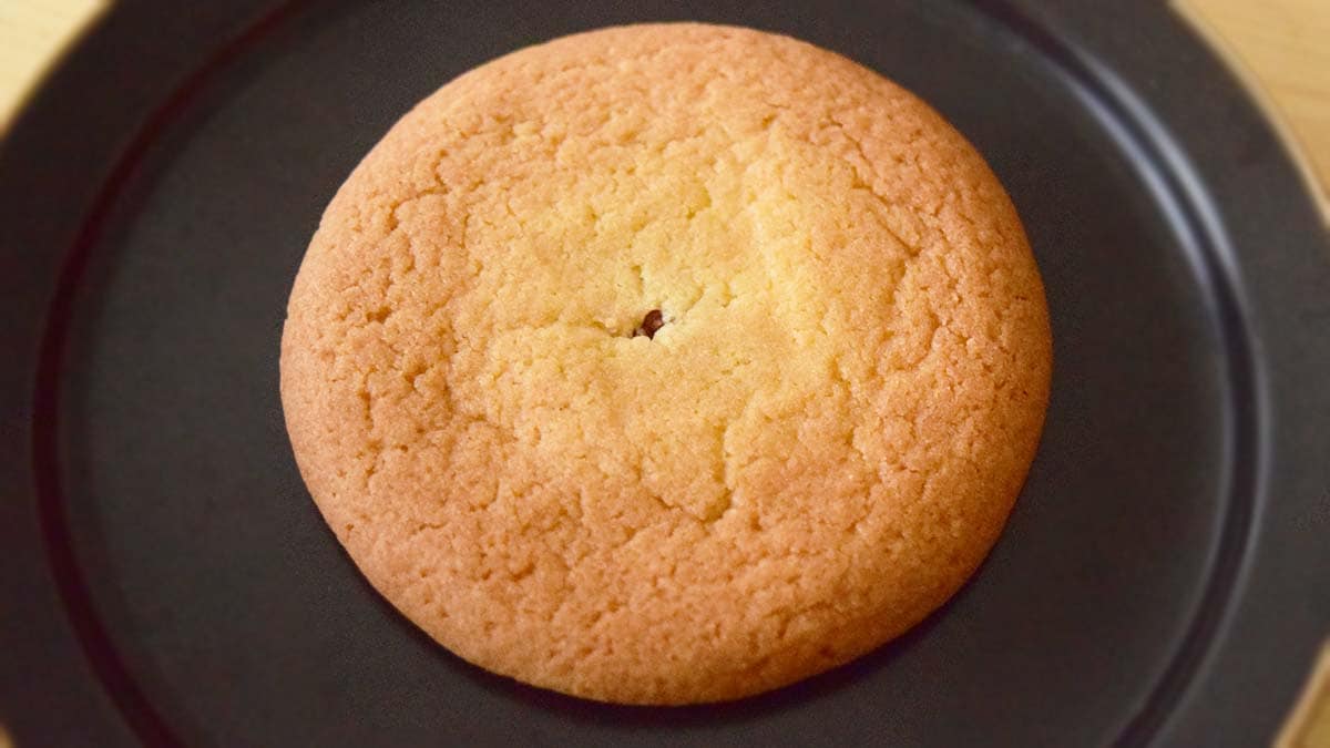 発酵バターを使用したクッキー生地でクーベルチュールチョコレート使用の生チョコレートクリームが挟まっています。