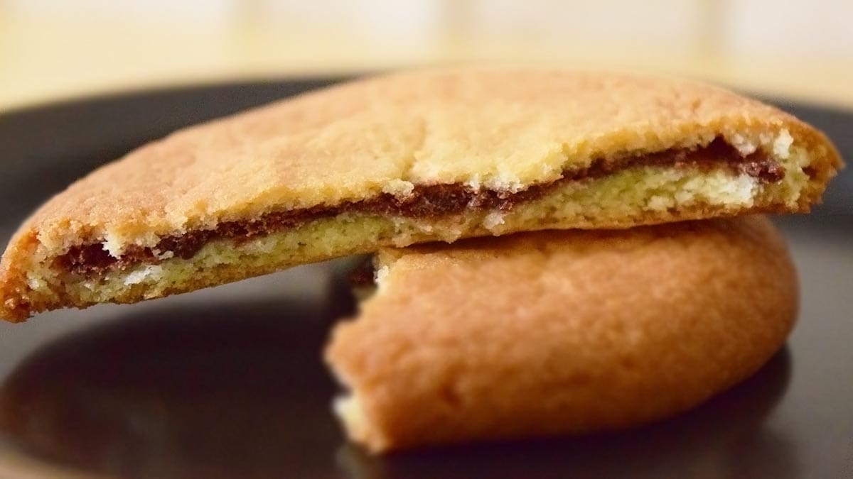 バターの風味がしっかりときいていて、ややビターなチョコレートクリームとの相性が抜群。