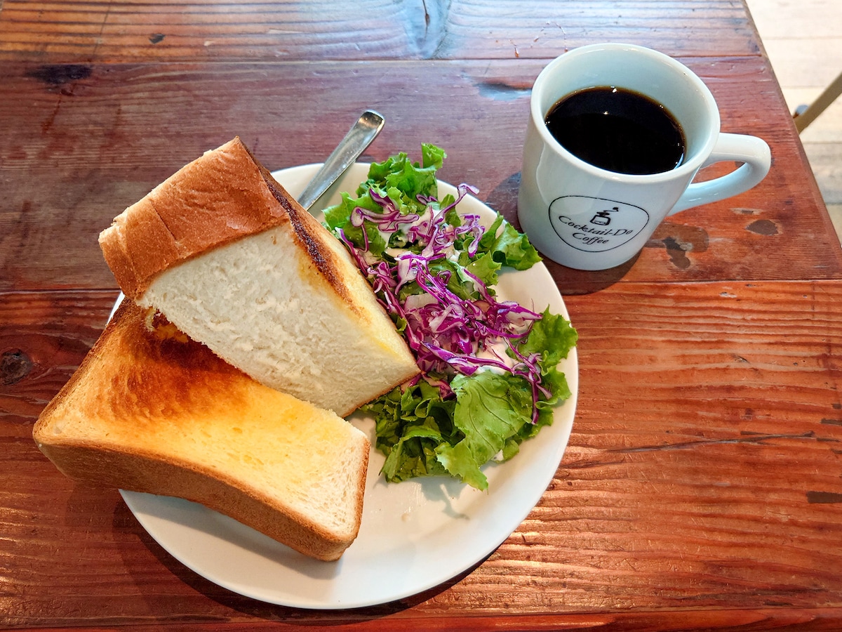 モーニングメニュー 厚切りトースト(ドリンク付、税込500円)(筆者撮影)